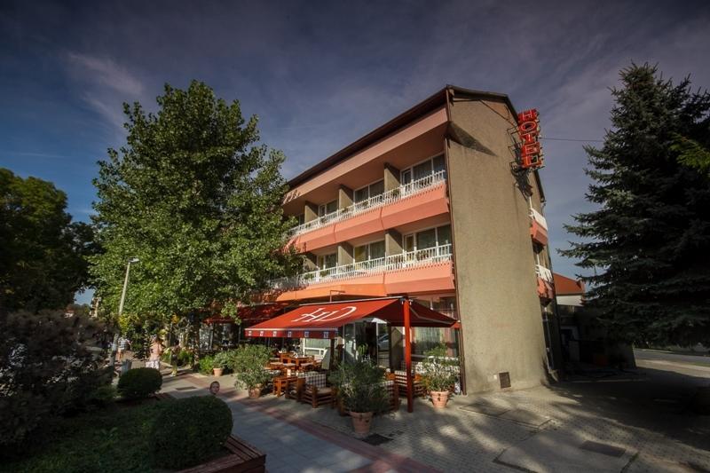 Hotel Dombóvár エクステリア 写真