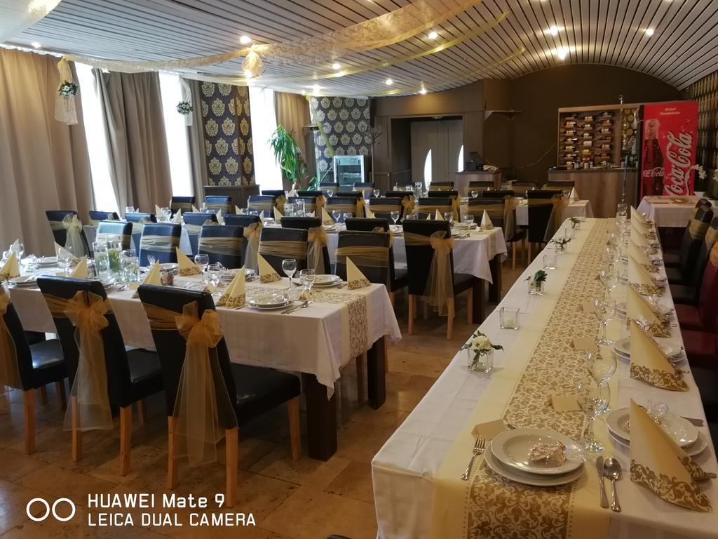 Hotel Dombóvár エクステリア 写真